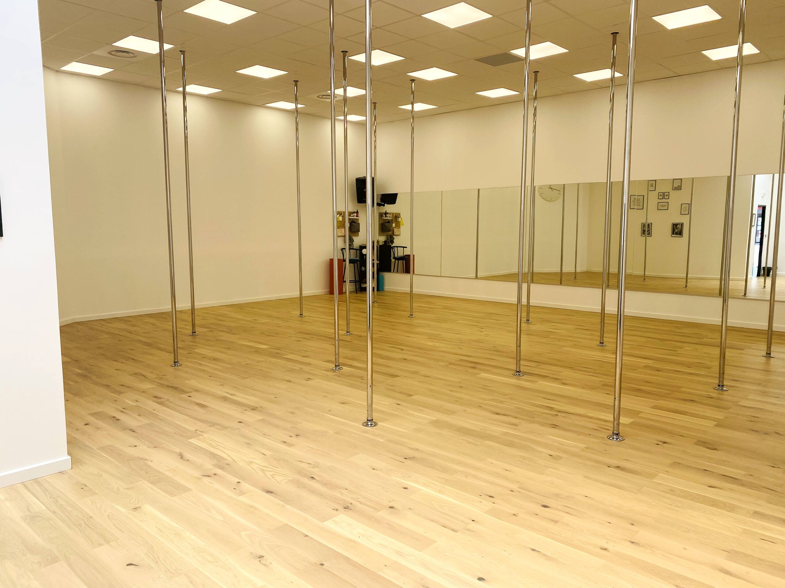 Studio équipé de barres de pole dance à Danse & Pole Atelier
